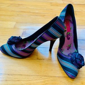 Betsey Johnson “Jeannie” Satin Navy heels 7.5 M